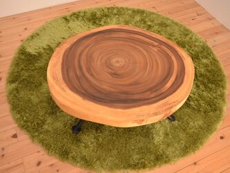 コンパクトなサイズのモンキーポッド一枚板輪切りのリビングテーブルの画像