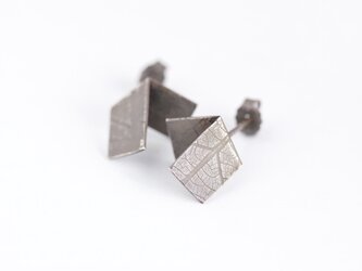 Folded vein studs Oxidized 燻し銀葉脈ピアス(折)の画像