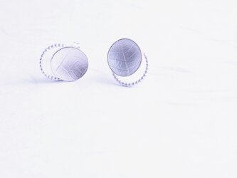 Round vein pearl wire studs 葉脈パール線ピアスの画像