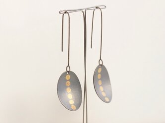 Oval 6gold dots earrings Oxidizedの画像