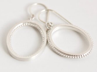 Oval missmatch earringsの画像