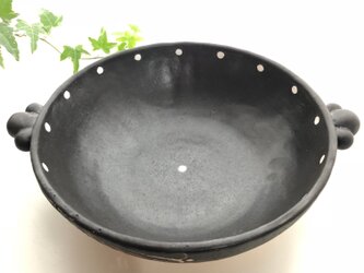 ネコの肉球取っ手の　黒土鍋　ガーベラ柄の画像