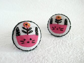 bloomingうさぎ刺繍ブローチの画像