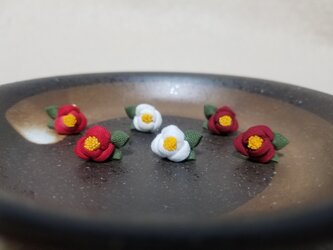 雪椿ピアス ＊つまみ細工＊の画像