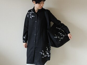 リネン・ロングシャツ黒＜白梅＞の画像