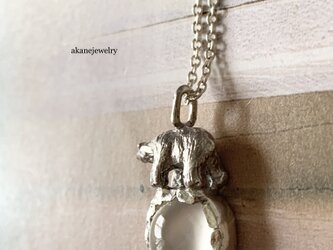 シロクマのムーンストーンネックレスの画像