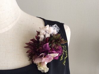 布花　ガーベラとビオラコサージュの画像