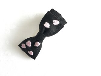 さくらの花びら刺繍のバレッタ(くろ)の画像