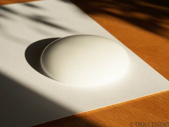 純白ガラスのインテリアオブジェ -「 いる・ある・きえる 」● 直径約10 x 高さ約2(cm)の画像