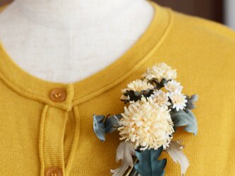 ＊染め花＊タンポポとミニデージーを摘んで花束にしたコサージュ／入学式・卒業式にもお勧めの画像
