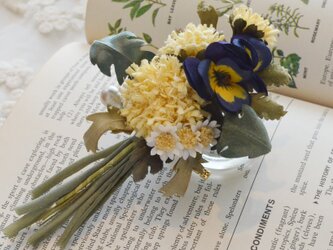 ＊染め花＊タンポポとビオラを摘んで花束にしたコサージュ／入学式・卒業式にもお勧めの画像