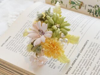 ＊染め花＊タンポポとモドキのヘアクリップ付コサージュ／入学式・卒業式にもお勧めの画像