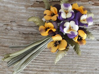 ＊染め花＊ビオラの花束のコサージュ【オレンジ×パープル】／入学式・卒業式・入学式・卒業式にもお勧めの画像