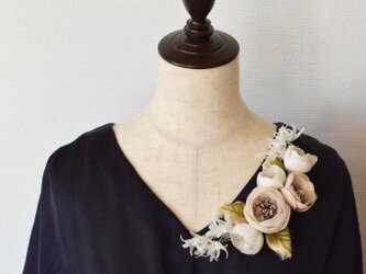 染め花・象牙色の花（五輪）コサージュ／入学式・卒業式・入園式・卒園式にもお勧めの画像