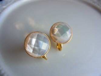 白蝶貝のイヤリング（ゴールド）