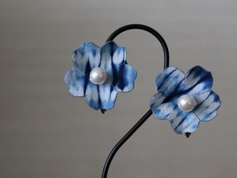 本藍染め絞りによる真珠イヤリングの画像