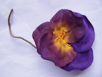 パンジーのコサージュ（紫×黄）の画像