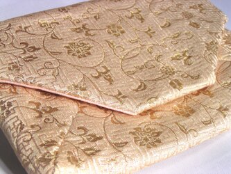 和布のバッグ　数寄屋袋　花唐草　「白と金」クラッチバッグの画像