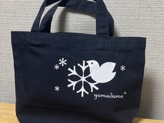 鳥と雪の結晶模様のランチトートバックの画像