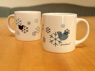 鳥と雪の結晶模様のマグカップの画像