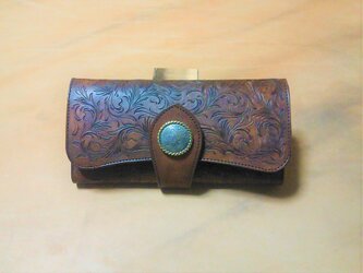 高級ヌメ革使用の三折り財布　ナイフカッティング唐草模様　茶色の画像
