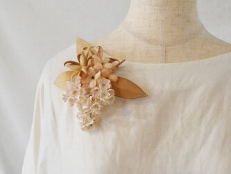 染の草花・スズランと２種の小花のコサージュピン付ヘアクリップの画像
