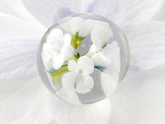花まり ネックレス 白　小花　ボタニカル　ガラスの画像