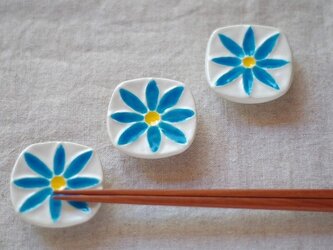 蒼色の小花の箸置きの画像
