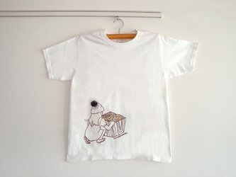 シロツメ草を摘む女の子Tシャツ（MENS/ホワイト)の画像