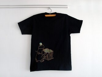 シロツメ草を摘む女の子Tシャツ（MENS/ブラック）の画像