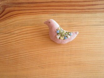 小鳥のブローチ　ピンク、小花の刺繍の画像