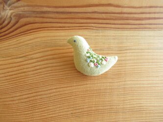 小鳥のブローチ　イエロー、小花の刺繍の画像