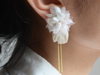 染め花・白アジサイのピアス（ノンホールピアスへ変更可）の画像