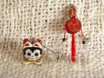 小さな小さな犬張子+でんでん太鼓(木彫り)イヤリング の画像