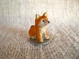 小さな小さな豆柴(木彫り)の画像