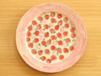 　粉引赤とピンクのイチゴのリム皿。の画像