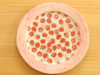 　粉引赤とピンクのイチゴのリム皿。の画像