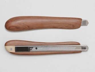 右利き用木製カッターナイフ（ブビンガ）の画像