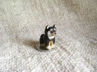 小さな小さな黒豆柴(木彫り)の画像