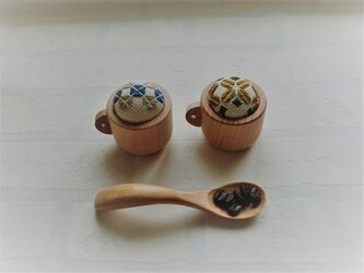 コーヒーカップの小さなピンクッション（こぎん刺し）の画像