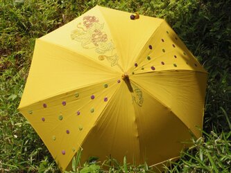 手刺繍の日傘【葡萄とカメレオン】※送料無料の画像