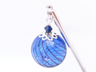 夏祭りのヨーヨーの様な青色ストライプの吹きガラスのかんざし 大玉の画像