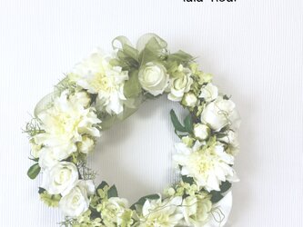 green &white wreatheの画像