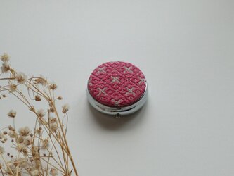 こぎん刺しのピルケース（アクセサリーケース）ミラー付き・サークルM・赤の画像