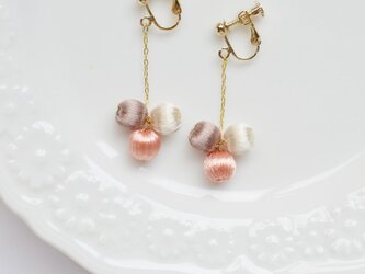 木の実のイヤリング：スキンカラーの画像