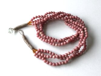 ピンク色の３連ネックレス【受注制作】／約43〜44cm, 天然石の画像