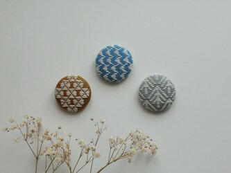 こだわり素材のこぎん刺しブローチの画像