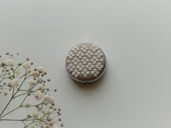 【再販】こぎん刺しのピルケース（アクセサリーケース）ミラー付き・サークルM・白い花の画像