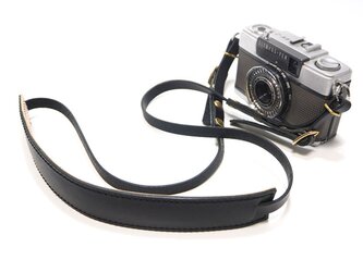 カメラストラップ おしゃれ デジカメ コンパクトカメラ用の金具付き 革 日本製オイルヌメ革使用 ブラックの画像