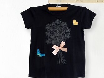 シロツメ草の花束Tシャツ(黒)の画像